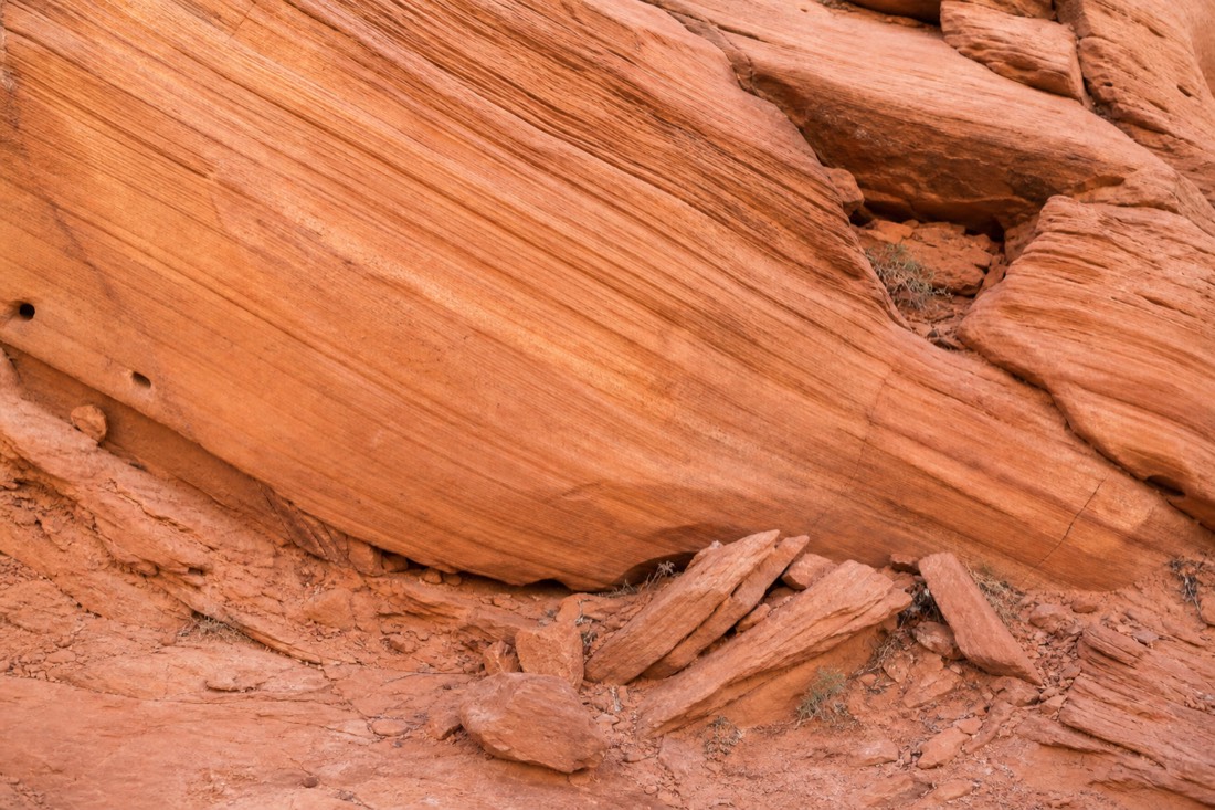 Close view of layered orange sandstone showing sweeping crossbedded lines in the rock